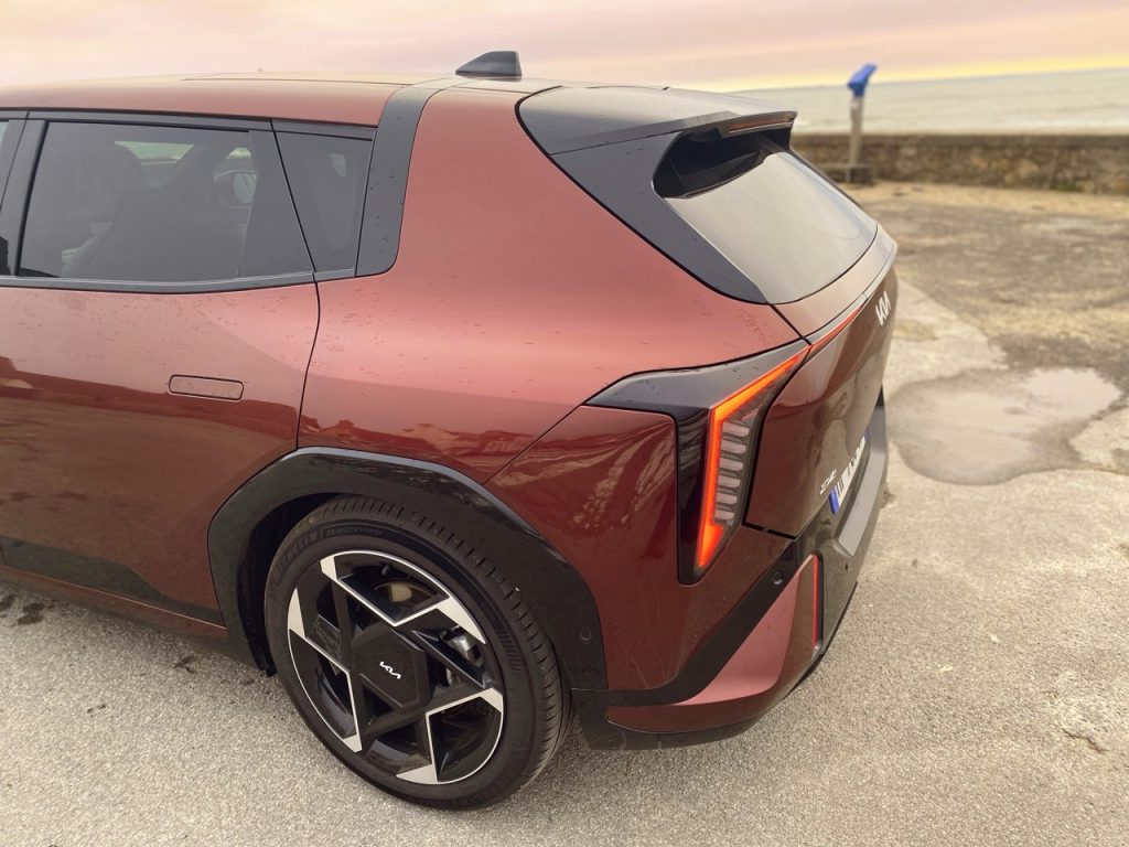 voiture electrique lia ev4 17