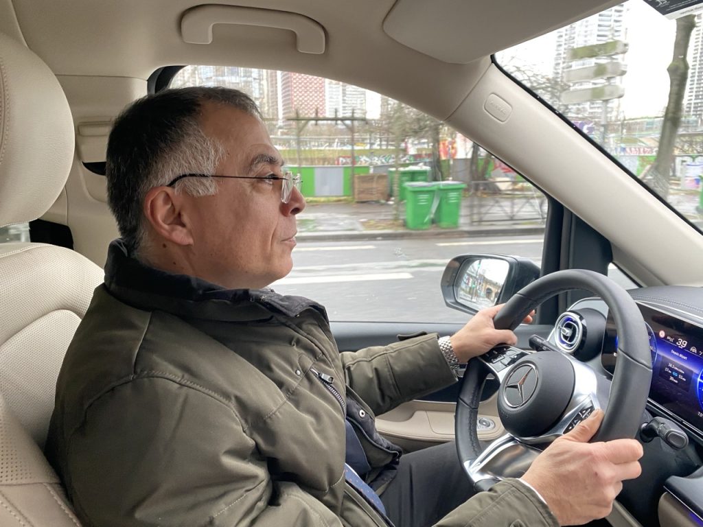 voiture electrique mercedes eqv 4